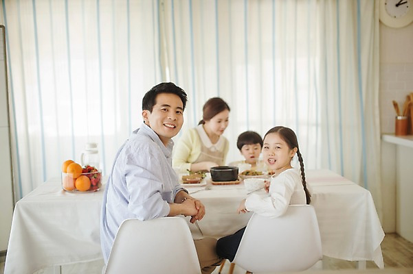 포토 JPG 라이프스타일 여자 남자 딸 아들 어린이 음식 의자 과일 가족 모션 식탁 엄마 실내 남매 미소 사람 앉기 동양인 여러명 상반신 성인 앞모습 뒷모습 30대 주방 식사 화목 한국인 가족라이프 뒤돌아보기 아빠 국내포토 뷰포인트 가구 다수 컨셉 관계 탁자 표정 인종 내부 생활 장년 파일형식