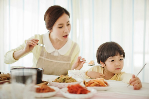 포토 JPG 라이프스타일 여자 남자 아들 어린이 음식 가족 모션 식탁 엄마 실내 사람 앉기 동양인 상반신 성인 두명 앞모습 30대 주방 식사 앞치마 한국인 가족라이프 국내포토 뷰포인트 관계 탁자 인종 내부 생활 장년 파일형식
