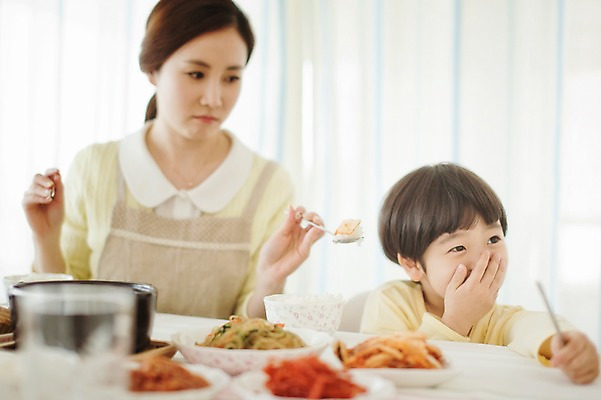 포토 JPG 라이프스타일 여자 남자 아들 어린이 음식 가족 모션 식탁 엄마 실내 사람 앉기 동양인 상반신 성인 두명 앞모습 30대 주방 식사 앞치마 화목 한국인 가족라이프 국내포토 뷰포인트 컨셉 관계 탁자 인종 내부 생활 장년 파일형식