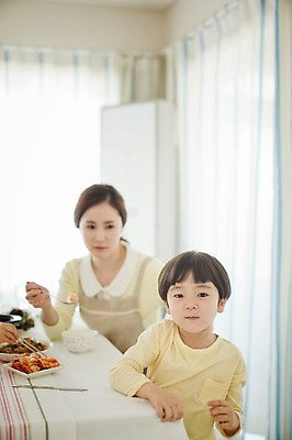포토 JPG 라이프스타일 여자 남자 아들 어린이 음식 과일 가족 모션 식탁 엄마 실내 들기 사람 앉기 동양인 상반신 성인 두명 앞모습 30대 주방 식사 화목 한국인 가족라이프 국내포토 뷰포인트 컨셉 관계 탁자 인종 내부 생활 장년 파일형식