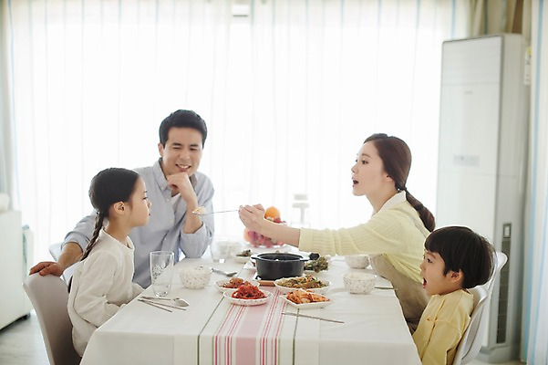 포토 JPG 라이프스타일 여자 남자 딸 아들 어린이 음식 과일 가족 모션 식탁 엄마 실내 남매 사람 앉기 동양인 여러명 상반신 성인 옆모습 30대 주방 식사 화목 한국인 가족라이프 아빠 국내포토 뷰포인트 다수 컨셉 관계 탁자 인종 내부 생활 장년 파일형식