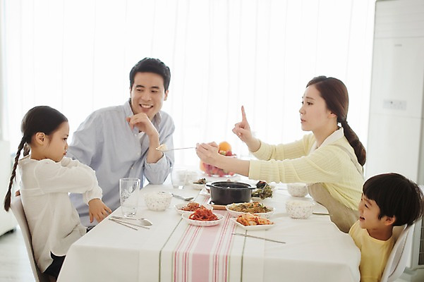 포토 JPG 라이프스타일 여자 남자 딸 아들 어린이 음식 의자 과일 가족 모션 식탁 엄마 실내 남매 미소 들기 사람 앉기 동양인 손짓 여러명 상반신 성인 옆모습 30대 주방 식사 화목 한국인 가족라이프 아빠 편식 국내포토 뷰포인트 가구 다수 컨셉 관계 탁자 표정 인종 내부 생활 장년 식생활 파일형식