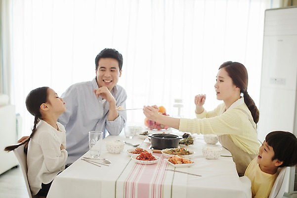 포토 JPG 라이프스타일 여자 남자 딸 아들 어린이 음식 과일 가족 모션 식탁 엄마 실내 남매 들기 사람 앉기 동양인 손짓 여러명 상반신 성인 옆모습 30대 주방 식사 화목 한국인 가족라이프 아빠 편식 국내포토 뷰포인트 다수 컨셉 관계 탁자 인종 내부 생활 장년 식생활 파일형식