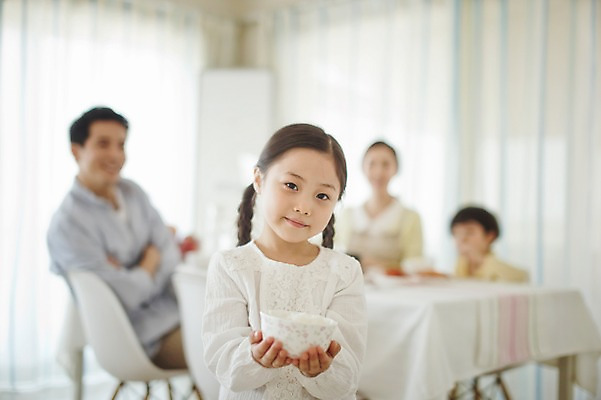 포토 JPG 라이프스타일 여자 남자 딸 아들 어린이 음식 가족 모션 식탁 밥 엄마 실내 남매 서기 미소 들기 사람 앉기 동양인 여러명 상반신 성인 앞모습 아웃포커스 30대 주방 식사 화목 한국인 가족라이프 아빠 밥그릇 국내포토 그릇 뷰포인트 다수 컨셉 관계 탁자 촬영기법 표정 인종 내부 생활 장년 파일형식