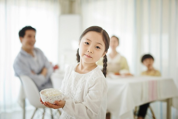 포토 JPG 라이프스타일 여자 남자 딸 아들 어린이 과일 가족 모션 식탁 밥 엄마 실내 남매 서기 미소 들기 사람 앉기 동양인 여러명 상반신 성인 앞모습 30대 주방 식사 화목 한국인 가족라이프 아빠 밥그릇 국내포토 그릇 음식 뷰포인트 다수 컨셉 관계 탁자 표정 인종 내부 생활 장년 파일형식