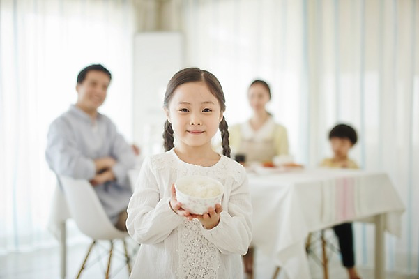 포토 JPG 라이프스타일 여자 남자 딸 아들 어린이 음식 가족 모션 식탁 밥 엄마 실내 남매 서기 미소 들기 사람 앉기 동양인 여러명 상반신 성인 앞모습 30대 주방 식사 화목 한국인 가족라이프 아빠 밥그릇 국내포토 그릇 뷰포인트 다수 컨셉 관계 탁자 표정 인종 내부 생활 장년 파일형식