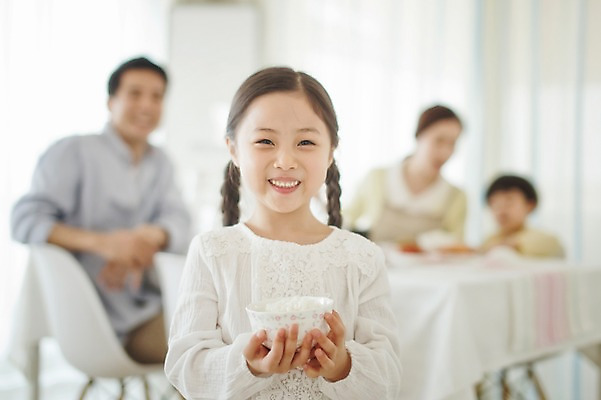 포토 JPG 라이프스타일 그릇 여자 남자 딸 아들 어린이 음식 의자 가족 모션 식탁 밥 엄마 실내 남매 서기 미소 들기 사람 앉기 동양인 여러명 상반신 성인 30대 주방 식사 화목 한국인 가족라이프 아빠 밥그릇 국내포토 식기 가구 다수 컨셉 관계 탁자 표정 인종 내부 생활 장년 파일형식