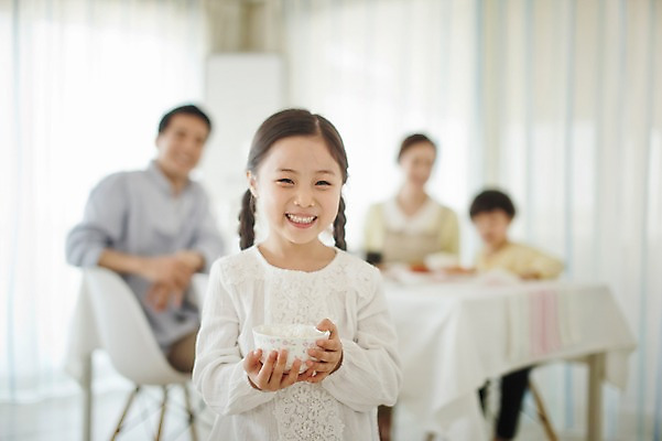 포토 JPG 라이프스타일 그릇 여자 남자 딸 아들 어린이 가족 모션 식탁 밥 엄마 실내 남매 서기 미소 들기 사람 앉기 동양인 여러명 상반신 성인 앞모습 30대 주방 식사 화목 한국인 가족라이프 아빠 밥그릇 국내포토 식기 음식 뷰포인트 다수 컨셉 관계 탁자 표정 인종 내부 생활 장년 파일형식