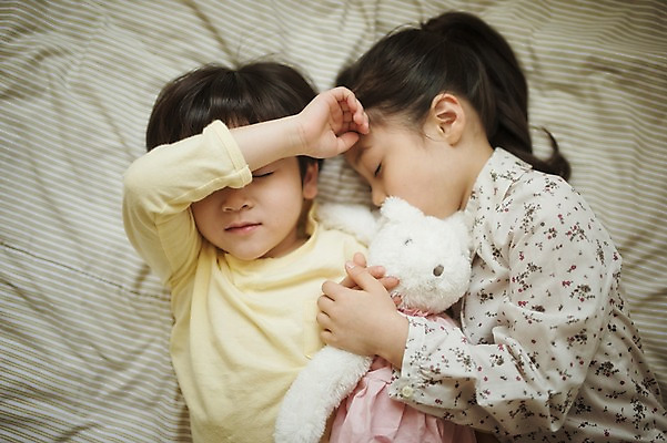 포토 JPG 라이프스타일 여자 남자 딸 아들 어린이 인형 가족 안기 모션 휴식 실내 남매 사람 동양인 소녀 소년 상반신 두명 앞모습 옆모습 눕기 눈감음 다정 침실 잠옷 한국인 침대 잠 가족라이프 어린이만 국내포토 옷 뷰포인트 가구 컨셉 관계 인종 내부 생활 파일형식