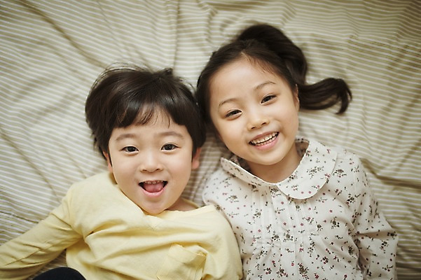 포토 JPG 라이프스타일 여자 남자 딸 아들 어린이 가족 모션 휴식 실내 남매 미소 사람 동양인 소녀 소년 상반신 두명 앞모습 눕기 다정 침실 잠옷 한국인 침대 가족라이프 어린이만 국내포토 옷 뷰포인트 가구 컨셉 관계 표정 인종 내부 생활 파일형식