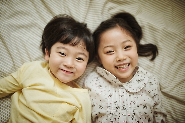 포토 JPG 라이프스타일 여자 남자 딸 아들 어린이 가족 모션 휴식 실내 남매 미소 사람 동양인 소녀 소년 상반신 두명 앞모습 눕기 다정 침실 잠옷 한국인 침대 가족라이프 어린이만 국내포토 옷 뷰포인트 가구 컨셉 관계 표정 인종 내부 생활 파일형식