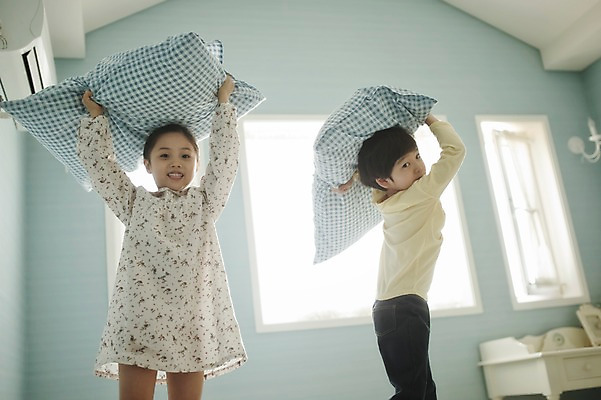 포토 JPG 주간 라이프스타일 여자 남자 딸 아들 어린이 창문 가족 베개 모션 놀이 실내 남매 서기 들기 사람 동양인 소녀 소년 상반신 두명 앞모습 다정 침실 한국인 가족라이프 에어컨 어린이만 국내포토 자연요소 뷰포인트 컨셉 관계 침구 인종 내부 생활 가전제품 파일형식