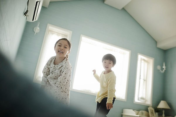 포토 JPG 주간 라이프스타일 여자 남자 딸 아들 어린이 창문 가족 베개 모션 놀이 실내 남매 서기 미소 사람 동양인 소녀 소년 상반신 두명 앞모습 다정 한국인 가족라이프 던지기 어린이만 국내포토 자연요소 뷰포인트 컨셉 관계 침구 표정 인종 내부 생활 파일형식