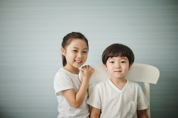 포토 JPG 라이프스타일 여자 남자 딸 아들 어린이 의자 가족 모션 휴식 실내 남매 서기 미소 사람 앉기 동양인 소녀 소년 상반신 두명 앞모습 다정 한국인 가족라이프 어린이만 국내포토 뷰포인트 가구 컨셉 관계 표정 인종 내부 생활 파일형식