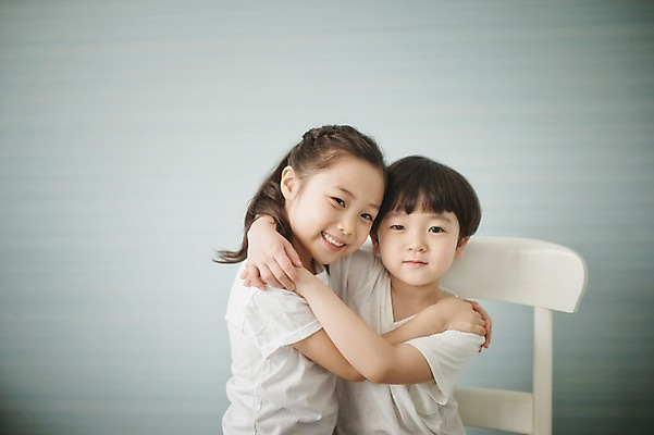 포토 JPG 라이프스타일 여자 남자 딸 아들 어린이 의자 가족 안기 모션 휴식 실내 남매 서기 미소 사람 앉기 동양인 소녀 소년 상반신 두명 옆모습 다정 한국인 가족라이프 어린이만 국내포토 뷰포인트 가구 컨셉 관계 표정 인종 내부 생활 파일형식