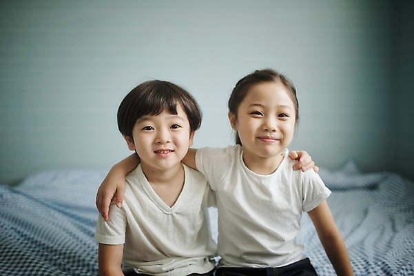 포토 JPG 라이프스타일 여자 남자 딸 아들 어린이 가족 모션 어깨동무 실내 남매 미소 사람 앉기 동양인 소녀 소년 상반신 두명 앞모습 다정 침실 한국인 침대 가족라이프 어린이만 국내포토 뷰포인트 포즈 가구 컨셉 관계 표정 인종 내부 생활 파일형식