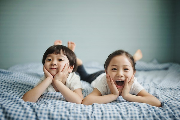 포토 JPG 전신 라이프스타일 여자 남자 딸 아들 어린이 엎드리기 가족 모션 휴식 실내 남매 미소 사람 동양인 소녀 소년 두명 앞모습 턱괴기 다정 침실 한국인 침대 가족라이프 어린이만 국내포토 뷰포인트 가구 컨셉 관계 표정 인종 내부 생활 파일형식