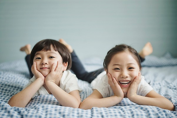 포토 JPG 전신 라이프스타일 여자 남자 딸 아들 어린이 엎드리기 가족 모션 휴식 실내 남매 미소 사람 동양인 소녀 소년 두명 앞모습 턱괴기 다정 침실 한국인 침대 가족라이프 어린이만 국내포토 뷰포인트 가구 컨셉 관계 표정 인종 내부 생활 파일형식