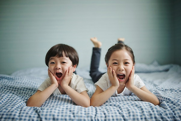 포토 JPG 전신 라이프스타일 여자 남자 딸 아들 어린이 엎드리기 장난 가족 모션 실내 남매 미소 사람 동양인 소녀 소년 두명 앞모습 턱괴기 다정 침실 한국인 침대 가족라이프 어린이만 국내포토 뷰포인트 가구 컨셉 관계 표정 인종 내부 생활 파일형식