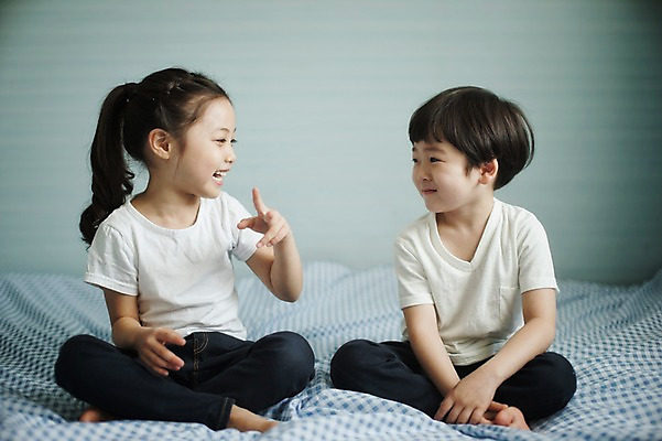 포토 JPG 전신 라이프스타일 여자 남자 딸 아들 어린이 가족 모션 놀이 휴식 실내 남매 미소 사람 앉기 동양인 손짓 소녀 소년 두명 앞모습 다정 침실 한국인 침대 가족라이프 어린이만 국내포토 뷰포인트 가구 컨셉 관계 표정 인종 내부 생활 파일형식