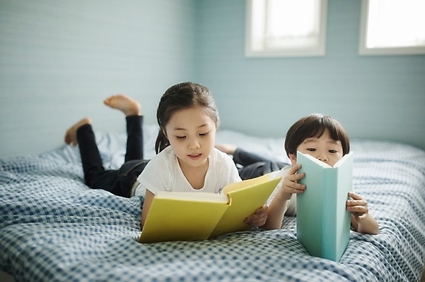 포토 JPG 주간 전신 라이프스타일 여자 남자 딸 아들 어린이 엎드리기 가족 모션 실내 남매 들기 사람 동양인 소녀 소년 두명 앞모습 책 독서 다정 침실 한국인 침대 가족라이프 읽기 어린이만 국내포토 자연요소 뷰포인트 가구 컨셉 관계 인종 내부 생활 파일형식