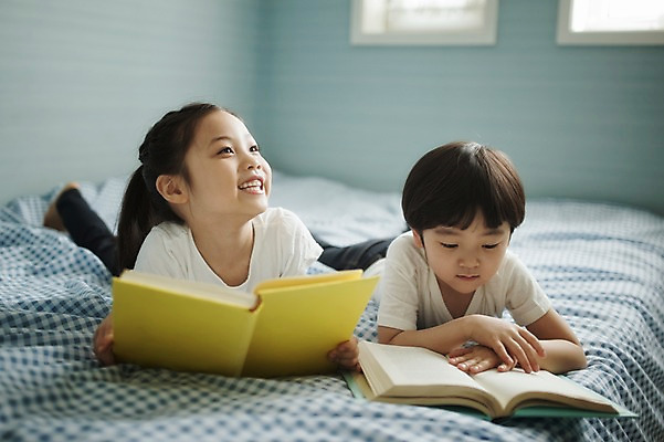 포토 JPG 주간 전신 라이프스타일 여자 남자 딸 아들 어린이 엎드리기 가족 모션 휴식 실내 남매 미소 들기 사람 동양인 소녀 소년 두명 앞모습 책 독서 다정 침실 한국인 침대 가족라이프 읽기 어린이만 국내포토 자연요소 뷰포인트 가구 컨셉 관계 표정 인종 내부 생활 파일형식