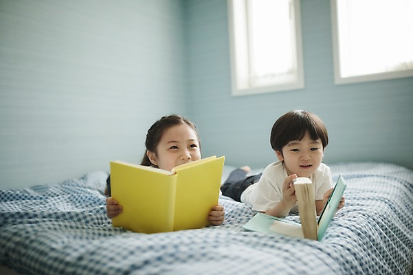 포토 JPG 주간 전신 라이프스타일 여자 남자 딸 아들 어린이 엎드리기 가족 모션 휴식 실내 남매 미소 들기 사람 동양인 소녀 소년 두명 앞모습 책 독서 다정 침실 한국인 침대 가족라이프 읽기 어린이만 국내포토 자연요소 뷰포인트 가구 컨셉 관계 표정 인종 내부 생활 파일형식