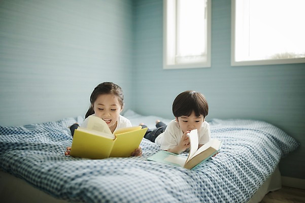 포토 JPG 주간 전신 라이프스타일 여자 남자 딸 아들 어린이 엎드리기 창문 가족 모션 휴식 실내 남매 들기 사람 동양인 소녀 소년 두명 앞모습 책 독서 다정 침실 한국인 침대 가족라이프 읽기 어린이만 국내포토 자연요소 뷰포인트 가구 컨셉 관계 인종 내부 생활 파일형식