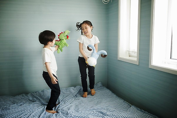 포토 JPG 주간 전신 라이프스타일 여자 남자 딸 아들 어린이 인형 장난 창문 가족 모션 놀이 실내 남매 들기 사람 동양인 소녀 소년 두명 앞모습 옆모습 달리기 다정 침실 한국인 침대 가족라이프 손인형 어린이만 국내포토 자연요소 뷰포인트 가구 컨셉 관계 인종 내부 생활 파일형식