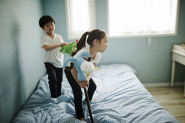 포토 JPG 주간 전신 라이프스타일 여자 남자 딸 아들 어린이 인형 장난 창문 가족 모션 놀이 실내 남매 서기 미소 사람 동양인 소녀 소년 두명 앞모습 다정 침실 한국인 침대 가족라이프 어린이만 국내포토 자연요소 뷰포인트 가구 컨셉 관계 표정 인종 내부 생활 파일형식