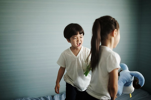 포토 JPG 라이프스타일 여자 남자 딸 아들 어린이 인형 장난 가족 모션 놀이 실내 남매 서기 들기 사람 동양인 소녀 소년 상반신 두명 앞모습 옆모습 다정 침실 한국인 침대 가족라이프 어린이만 국내포토 뷰포인트 가구 컨셉 관계 인종 내부 생활 파일형식