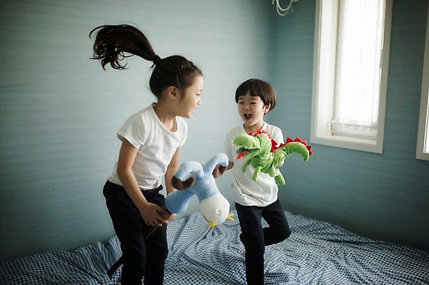 포토 JPG 주간 전신 라이프스타일 여자 남자 딸 아들 어린이 인형 장난 창문 가족 모션 놀이 휴식 실내 남매 들기 사람 동양인 소녀 소년 두명 옆모습 달리기 다정 침실 한국인 침대 가족라이프 어린이만 국내포토 자연요소 뷰포인트 가구 컨셉 관계 인종 내부 생활 파일형식