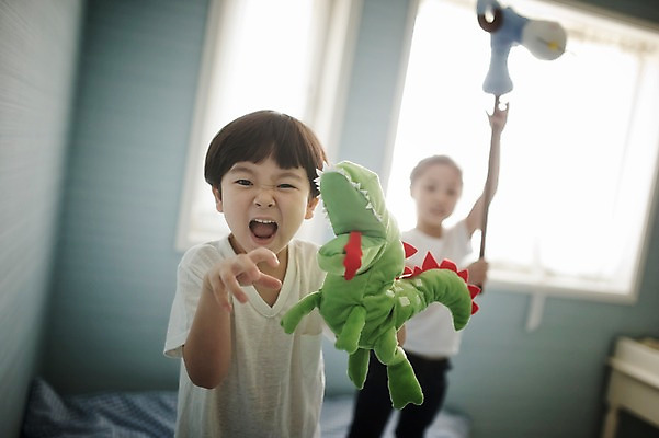 포토 JPG 주간 라이프스타일 여자 남자 딸 아들 어린이 인형 장난 창문 가족 모션 놀이 실내 남매 서기 들기 사람 동양인 소녀 소년 상반신 두명 앞모습 다정 침실 한국인 침대 가족라이프 어린이만 국내포토 자연요소 뷰포인트 가구 컨셉 관계 인종 내부 생활 파일형식