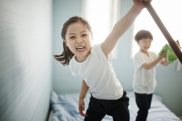 포토 JPG 주간 라이프스타일 여자 남자 딸 아들 어린이 인형 장난 가족 모션 실내 남매 서기 들기 사람 동양인 소녀 소년 상반신 두명 앞모습 다정 침실 한국인 침대 가족라이프 어린이만 국내포토 자연요소 뷰포인트 가구 컨셉 관계 인종 내부 생활 파일형식