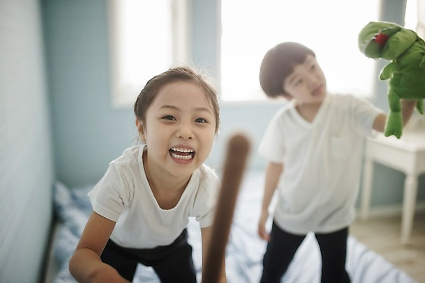 포토 JPG 주간 라이프스타일 여자 남자 딸 아들 어린이 인형 장난 가족 모션 놀이 실내 남매 서기 미소 들기 사람 동양인 소녀 소년 상반신 두명 앞모습 다정 침실 한국인 침대 가족라이프 어린이만 국내포토 자연요소 뷰포인트 가구 컨셉 관계 표정 인종 내부 생활 파일형식