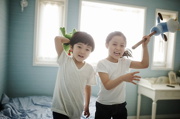 포토 JPG 주간 라이프스타일 여자 남자 딸 아들 어린이 인형 장난 창문 가족 모션 놀이 실내 남매 서기 미소 들기 사람 동양인 소녀 소년 상반신 두명 앞모습 다정 침실 한국인 침대 가족라이프 어린이만 국내포토 자연요소 뷰포인트 가구 컨셉 관계 표정 인종 내부 생활 파일형식