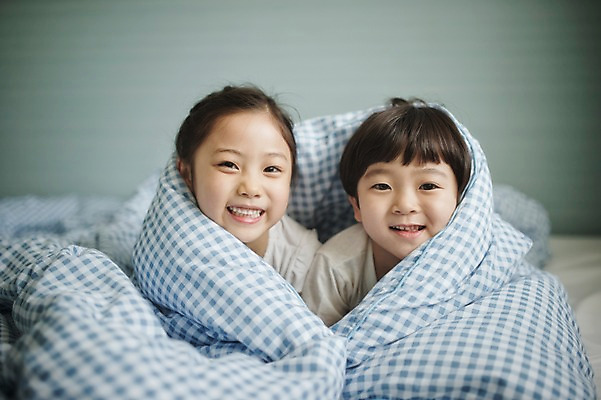 포토 JPG 라이프스타일 여자 남자 딸 아들 어린이 엎드리기 가족 모션 실내 남매 미소 사람 동양인 소녀 소년 상반신 두명 앞모습 다정 침실 이불 한국인 침대 가족라이프 쓰는 어린이만 국내포토 뷰포인트 가구 컨셉 관계 침구 표정 인종 내부 생활 파일형식