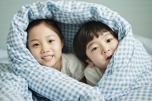 포토 JPG 라이프스타일 여자 남자 딸 아들 어린이 엎드리기 가족 모션 실내 남매 미소 사람 동양인 소녀 소년 상반신 두명 앞모습 다정 침실 이불 한국인 침대 가족라이프 쓰는 어린이만 국내포토 뷰포인트 가구 컨셉 관계 침구 표정 인종 내부 생활 파일형식