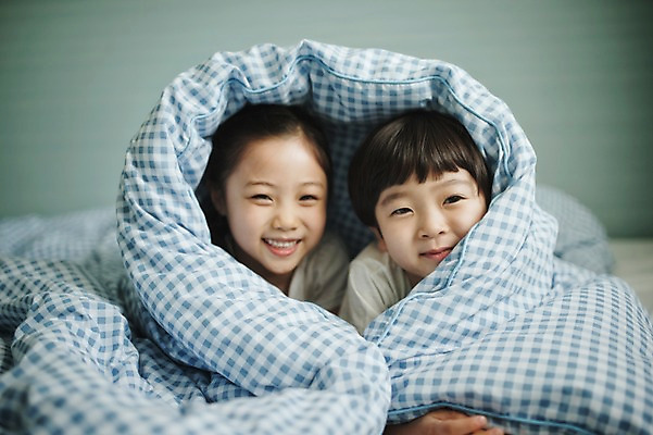 포토 JPG 라이프스타일 여자 남자 딸 아들 어린이 엎드리기 가족 모션 실내 남매 미소 사람 동양인 소녀 소년 상반신 두명 앞모습 다정 침실 이불 한국인 침대 가족라이프 쓰는 어린이만 국내포토 뷰포인트 가구 컨셉 관계 침구 표정 인종 내부 생활 파일형식