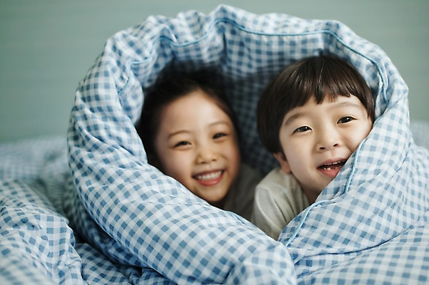 포토 JPG 라이프스타일 여자 남자 딸 아들 어린이 엎드리기 가족 모션 휴식 실내 남매 미소 사람 동양인 소녀 소년 상반신 두명 앞모습 다정 침실 이불 한국인 침대 가족라이프 쓰는 어린이만 국내포토 뷰포인트 가구 컨셉 관계 침구 표정 인종 내부 생활 파일형식