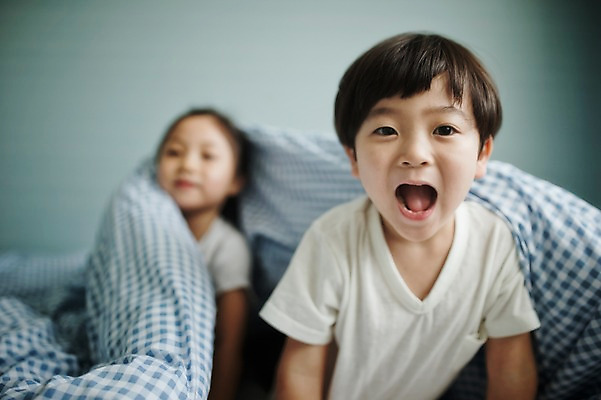 포토 JPG 라이프스타일 여자 남자 딸 아들 어린이 장난 가족 모션 실내 남매 서기 미소 사람 동양인 소녀 소년 상반신 두명 앞모습 다정 침실 이불 한국인 침대 가족라이프 쓰는 어린이만 국내포토 뷰포인트 가구 컨셉 관계 침구 표정 인종 내부 생활 파일형식
