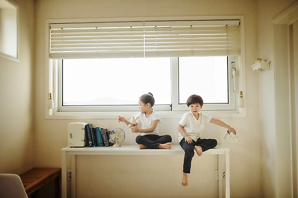 포토 JPG 주간 전신 라이프스타일 여자 남자 딸 아들 어린이 인형 창문 가족 모션 놀이 탁자 실내 남매 들기 사람 앉기 동양인 소녀 소년 두명 앞모습 장난감 다정 한국인 가족라이프 어린이만 국내포토 자연요소 뷰포인트 가구 컨셉 관계 인종 내부 생활 파일형식