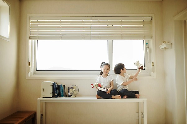 포토 JPG 주간 전신 라이프스타일 여자 남자 딸 아들 어린이 인형 창문 가족 모션 놀이 탁자 실내 남매 들기 사람 앉기 동양인 소녀 소년 두명 앞모습 옆모습 책 다정 한국인 가족라이프 어린이만 국내포토 자연요소 뷰포인트 가구 컨셉 관계 인종 내부 생활 파일형식