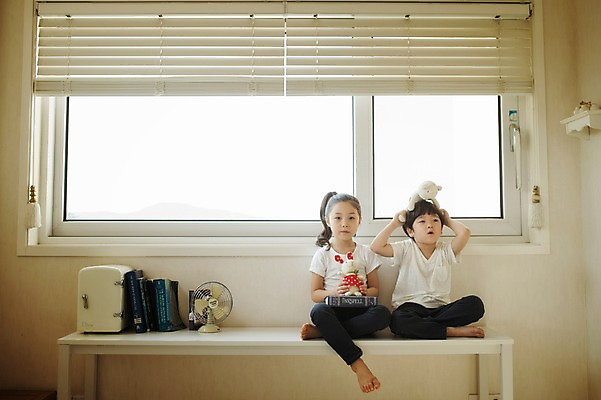 포토 JPG 주간 라이프스타일 여자 남자 딸 아들 어린이 인형 창문 가족 모션 놀이 탁자 실내 남매 미소 들기 사람 앉기 동양인 소녀 소년 상반신 두명 앞모습 책 다정 한국인 가족라이프 어린이만 국내포토 자연요소 뷰포인트 가구 컨셉 관계 표정 인종 내부 생활 파일형식