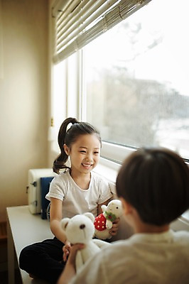 포토 JPG 주간 라이프스타일 여자 남자 딸 아들 어린이 인형 창문 가족 모션 놀이 탁자 실내 남매 미소 들기 사람 앉기 동양인 소녀 소년 상반신 두명 앞모습 뒷모습 다정 한국인 가족라이프 어린이만 국내포토 자연요소 뷰포인트 가구 컨셉 관계 표정 인종 내부 생활 파일형식