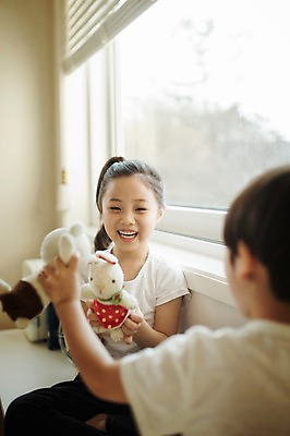 포토 JPG 주간 라이프스타일 여자 남자 딸 아들 어린이 인형 창문 가족 모션 놀이 탁자 실내 남매 미소 들기 사람 앉기 동양인 소녀 소년 상반신 두명 앞모습 뒷모습 다정 한국인 가족라이프 어린이만 국내포토 자연요소 뷰포인트 가구 컨셉 관계 표정 인종 내부 생활 파일형식