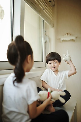 포토 JPG 주간 라이프스타일 여자 남자 딸 아들 어린이 인형 창문 가족 모션 놀이 탁자 실내 남매 들기 사람 앉기 동양인 소녀 소년 상반신 두명 앞모습 뒷모습 다정 한국인 가족라이프 어린이만 국내포토 자연요소 뷰포인트 가구 컨셉 관계 인종 내부 생활 파일형식