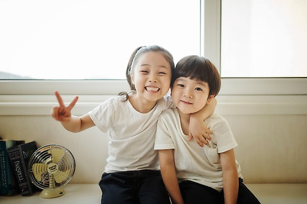 포토 JPG 주간 라이프스타일 여자 남자 딸 아들 어린이 창문 가족 모션 탁자 어깨동무 실내 남매 미소 사람 앉기 동양인 손짓 소녀 소년 상반신 두명 앞모습 다정 한국인 가족라이프 선풍기 브이 어린이만 국내포토 자연요소 뷰포인트 포즈 가구 컨셉 관계 표정 인종 내부 생활 가전제품 파일형식