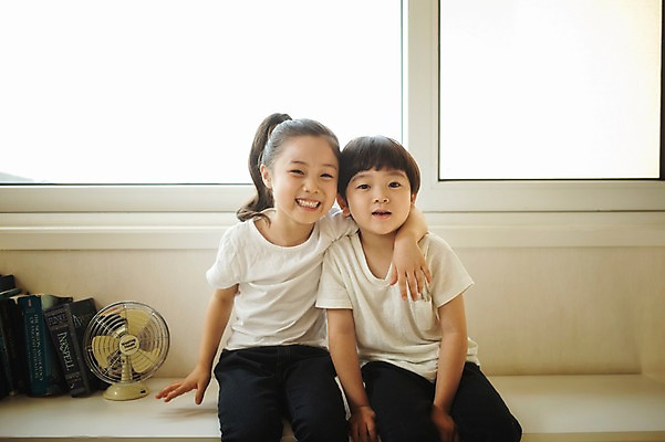 포토 JPG 주간 라이프스타일 여자 남자 딸 아들 어린이 창문 가족 모션 탁자 어깨동무 휴식 실내 남매 미소 사람 앉기 동양인 소녀 소년 상반신 두명 앞모습 다정 한국인 가족라이프 어린이만 국내포토 자연요소 뷰포인트 포즈 가구 컨셉 관계 표정 인종 내부 생활 파일형식