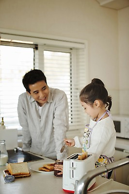 포토 JPG 라이프스타일 여자 남자 딸 어린이 음식 가족 모션 식탁 함께함 실내 요리 서기 들기 사람 동양인 상반신 성인 두명 앞모습 옆모습 30대 주방 화목 한국인 가족라이프 아빠 나이프 부녀 국내포토 식기 뷰포인트 컨셉 관계 탁자 인종 내부 생활 장년 칼 파일형식 가구 생활용품 오브젝트